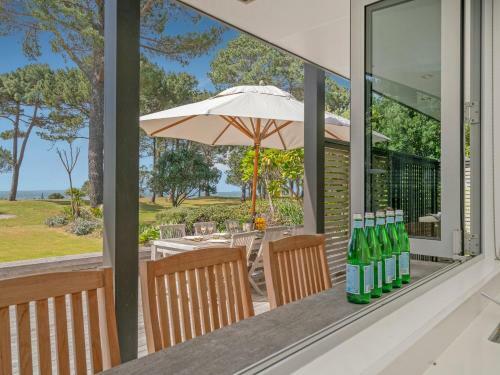 Golden Summers - Beachfront Matarangi Holiday Home
