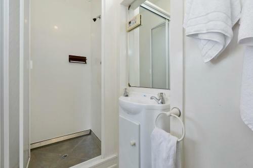 Macbay Retreat - Macandrew Bay Holiday Home