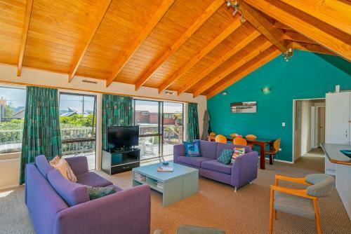 Coastal Quarters - Cooks Beach Holiday Home