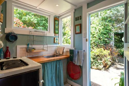 Birdsong Cottage - Rocky Bay Holiday Home