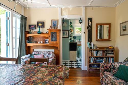 Birdsong Cottage - Rocky Bay Holiday Home