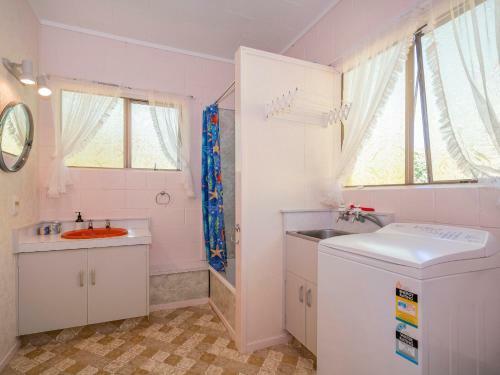 Cosy At Cooks - Cooks Beach Downstairs Holiday Unit