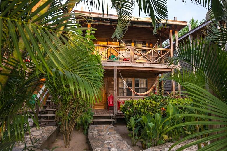 Hotel Las Rocas Resort And Dive Center