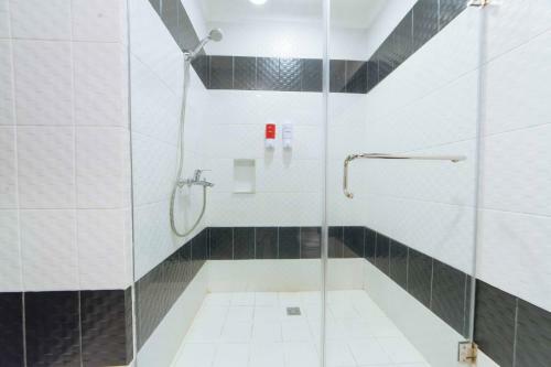 Hotel Reddoorz Plus @ Aguirre Ave Bf Homes