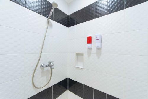 Hotel Reddoorz Plus @ Aguirre Ave Bf Homes