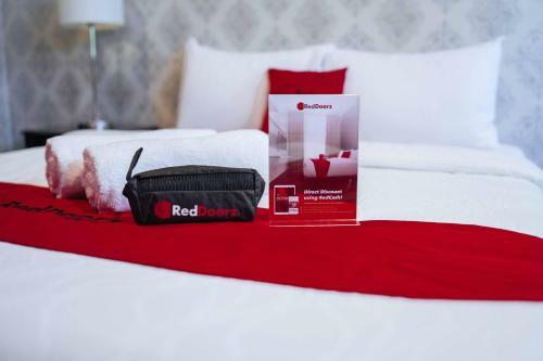 Hotel Reddoorz Plus @ Aguirre Ave Bf Homes
