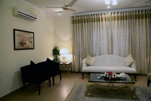 Hostal Butterfly Guest House Phase 7 Bahria Town