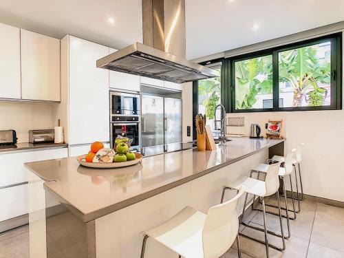 Canico de Baixo Villa Sleeps 8 With Pool And Air Con