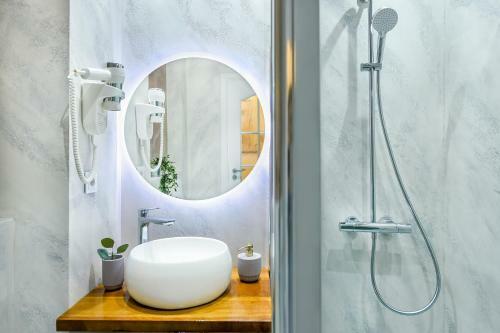 Apartamento Cream. Old Town Studio With Balcony & Netflix
