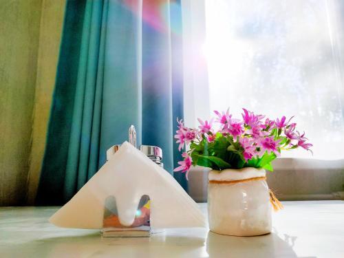 Mango Apartments (white)