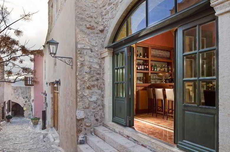 Hotel Moni Emvasis Luxury Suites