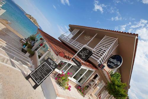 Hostal Nelly's Hotel Apartments