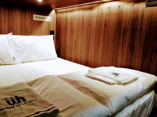 Wink Capsule Hostel @ Downtown (Sg Clean)