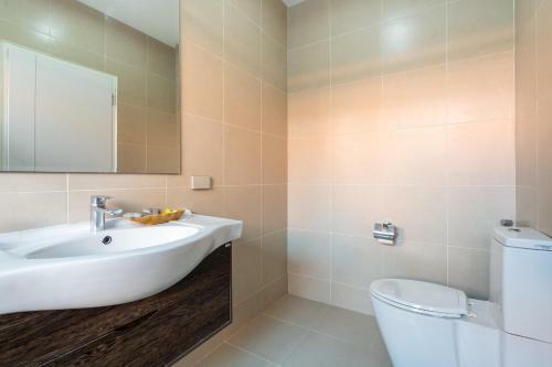 Hotel The Thames Pool Access Resort & Villa