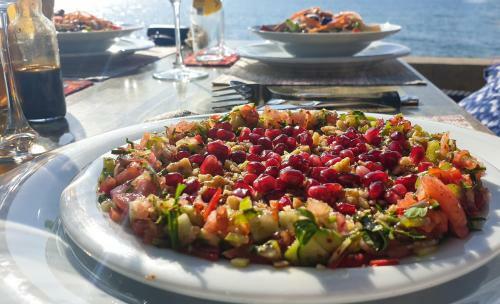 Eyna Hotel