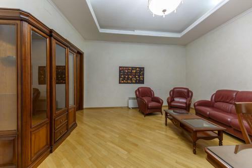 Huge 3 Bedroom Apartment Next To Gulliver & Synagogue