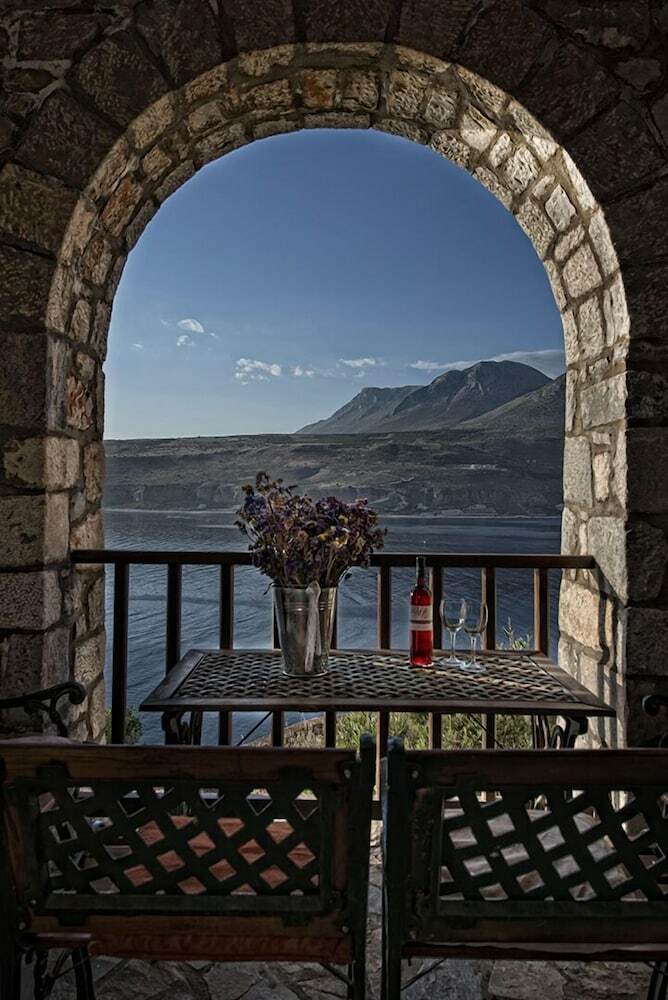 Hotel Limeni Village