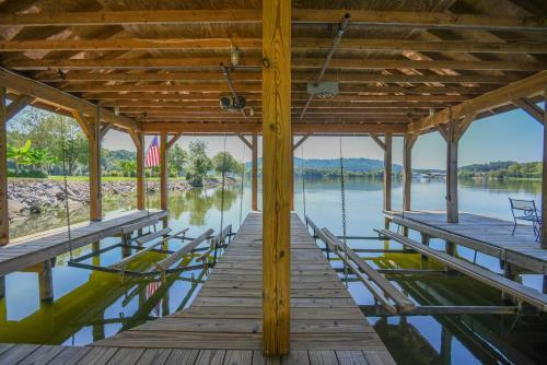 Large Home On Private Peninsula With Hot Tub + Sauna! Home