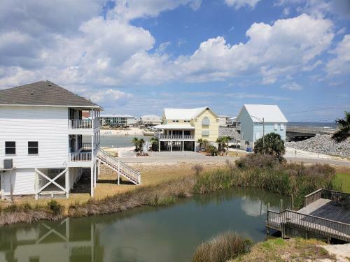 Teal & Tonic Home