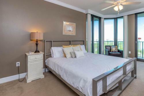 Hotel Phoenix On The Bay 2 By Brett Robinson Vacations