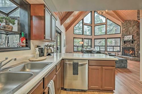 Animal Hill Retreat With Deck And Fire Pit!