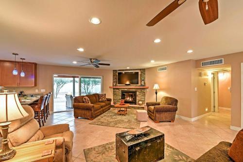 Phoenix House With Patio - 1 Block To Public Transit!