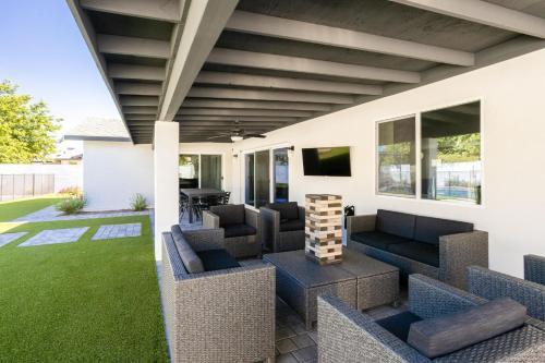 Family Friendly Modern With Gated & Heated Pool Home