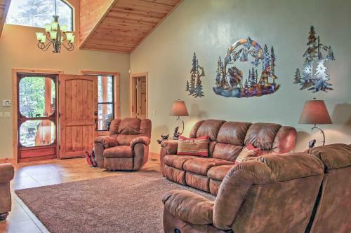 Rustic Lakeside Cabin On 3 Acres With Nature Views!