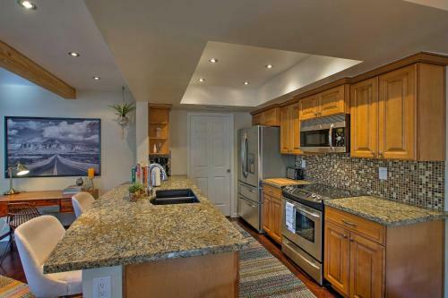 Trendy Phoenix Townhome By South Mountain Trails!