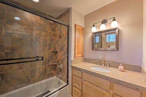 Luxe Cabin With Game Room 1 Mi To Rainbow Lake!