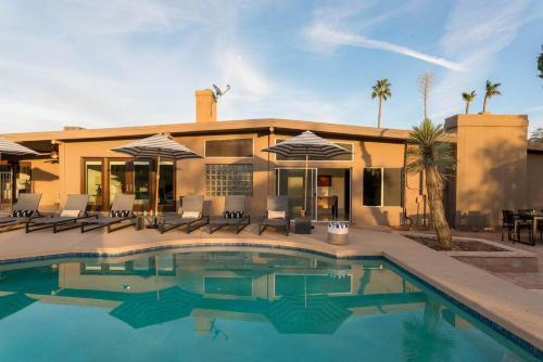 Desert Oasis W/ Pool, Table Tennis, & Fire Pit ? Caspian By Avantstay