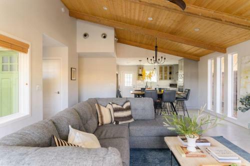 Onyx - Stylish Modern Home W Pool & Modern Design