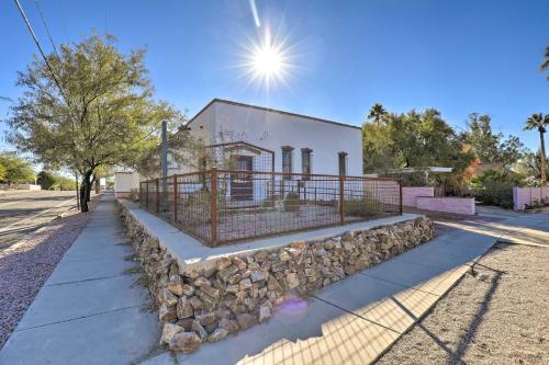 Contemporary Home With Yard - Walk To Uarizona!