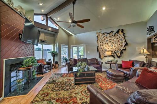 Lakefront Retreat With Dock And Beach 2 Miles To Golf
