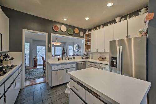 Lakefront Retreat With Dock And Beach 2 Miles To Golf