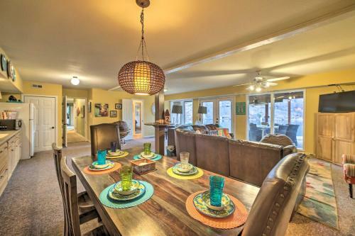 Lakefront Retreat With Dock And Beach 2 Miles To Golf