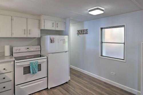 Waterfront Getaway With Furnished Deck And Grill!