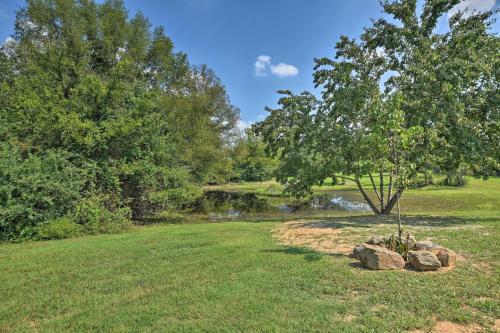 Log Cabin With Great Yard- 2 Miles To Lake Hamilton!