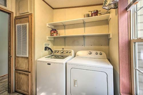 Retreat On Lake Hamilton With Sunroom And Dock!
