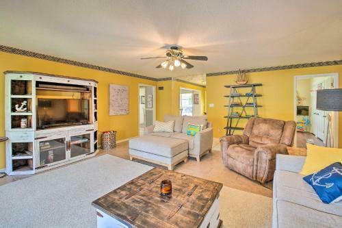 Gorgeous Lakefront Escape With Balcony And Dock!