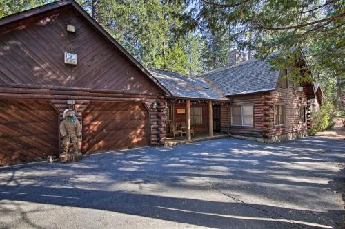 Custom-built Cabin With Spacious Deck 5 Mi To Hiking