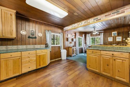 Rustic Cabin Retreat- Mins From Bass Lake