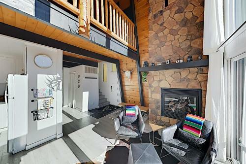 Rustic-chic Remodel With Fireplace, Deck & Hot Tub! Cabin