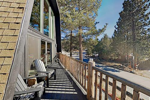 Rustic-chic Remodel With Fireplace, Deck & Hot Tub! Cabin