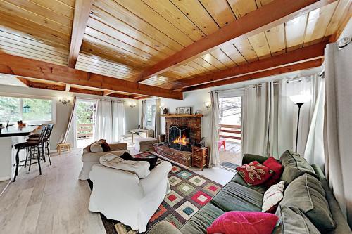 Updated A-frame With Fireplace - Minutes To Slopes Home