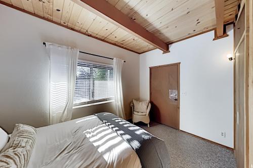 Moonridge Basecamp - Hot Tub, Foosball - By Slopes Home