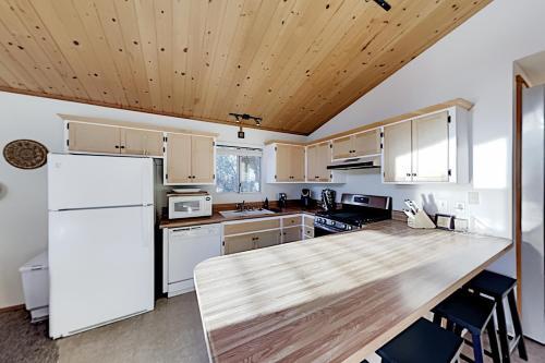 Moonridge Basecamp - Hot Tub, Foosball - By Slopes Home
