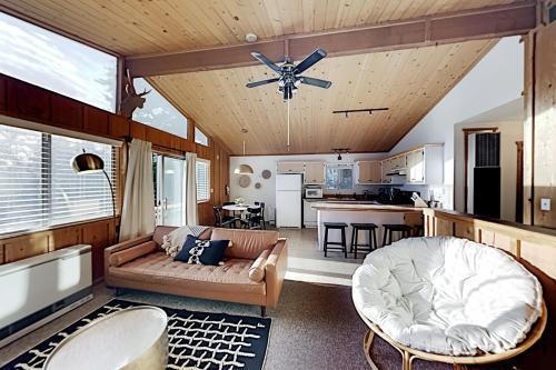 Moonridge Basecamp - Hot Tub, Foosball - By Slopes Home