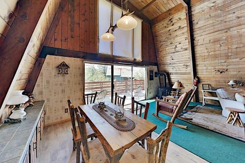 All-season Home - Large Deck & Bear Mountain Views Home