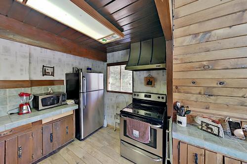 All-season Home - Large Deck & Bear Mountain Views Home